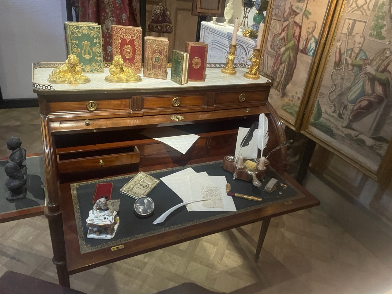 Meuble servant de bureau à Monsieur dans l’exposition Une journée au XVIIIe siècle au Musée des Arts décoratifs de Paris.